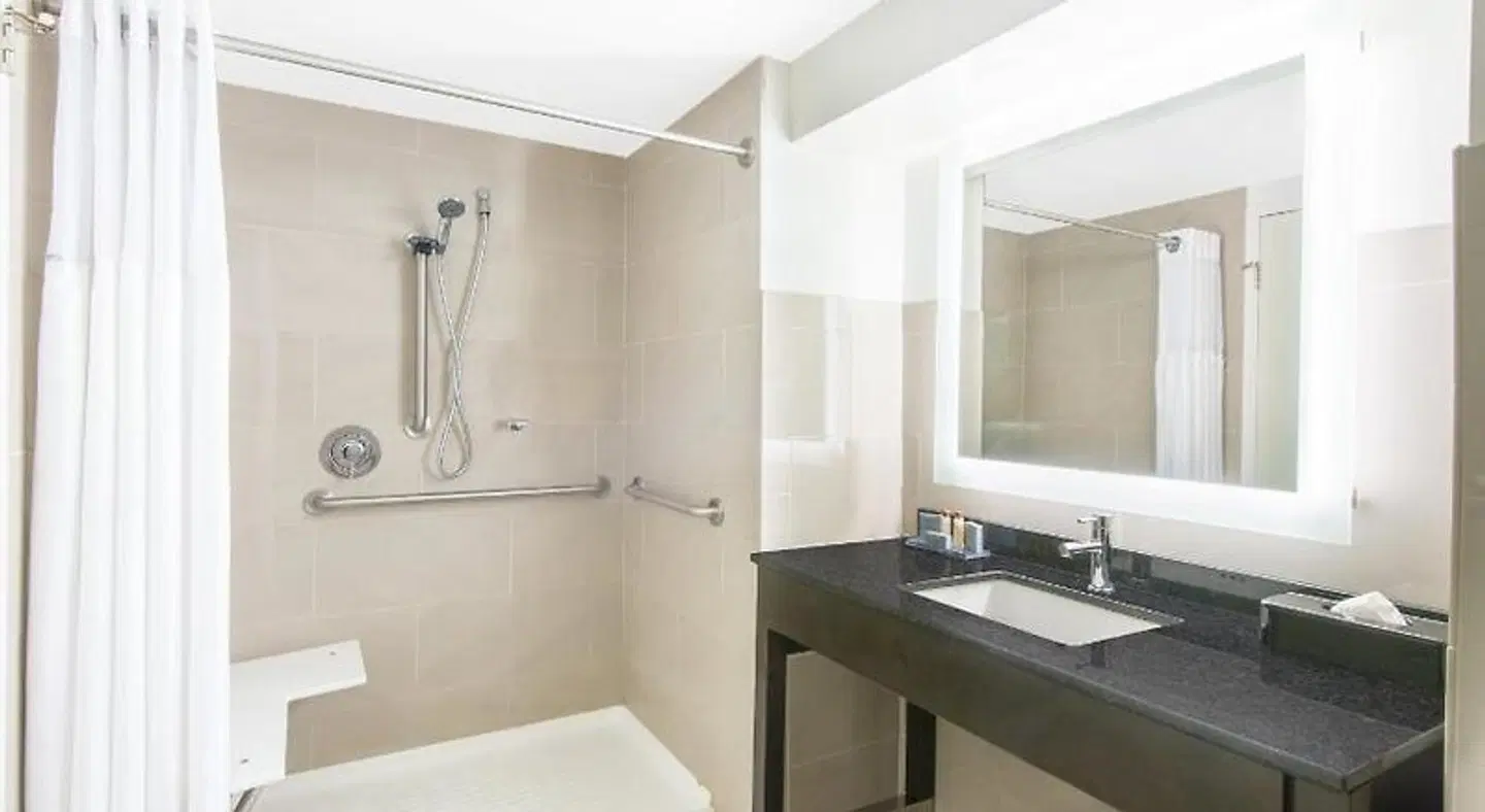 Wingate by Wyndham Niagara Falls Badezimmer