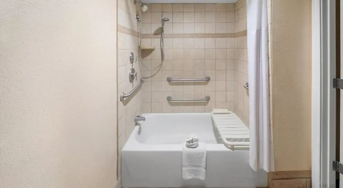 La Quinta Inn & Suites by Wyndham San Antonio Medical Ctr NW Badezimmer