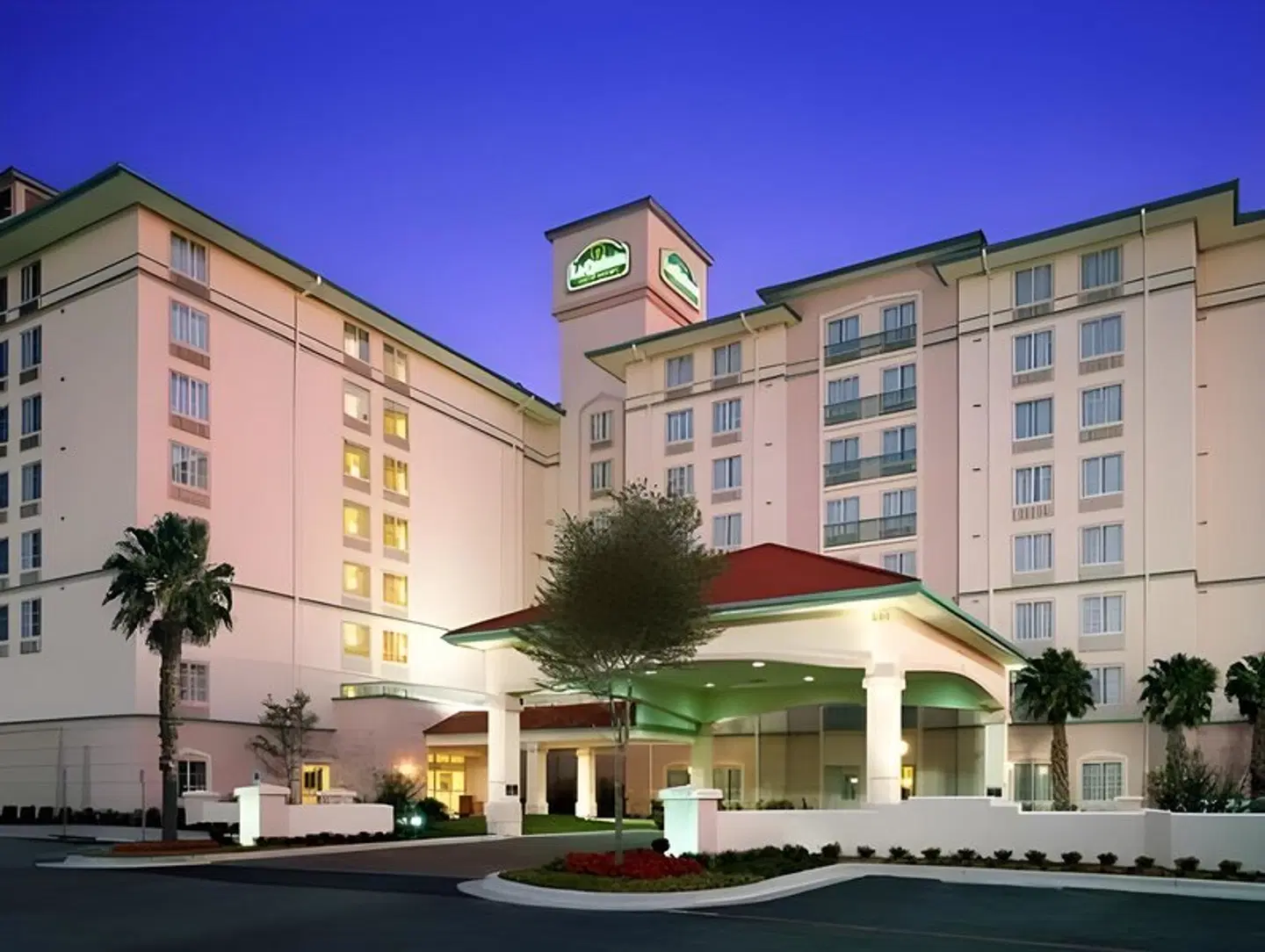 La Quinta Inn & Suites by Wyndham San Antonio Airport EXTERIOR