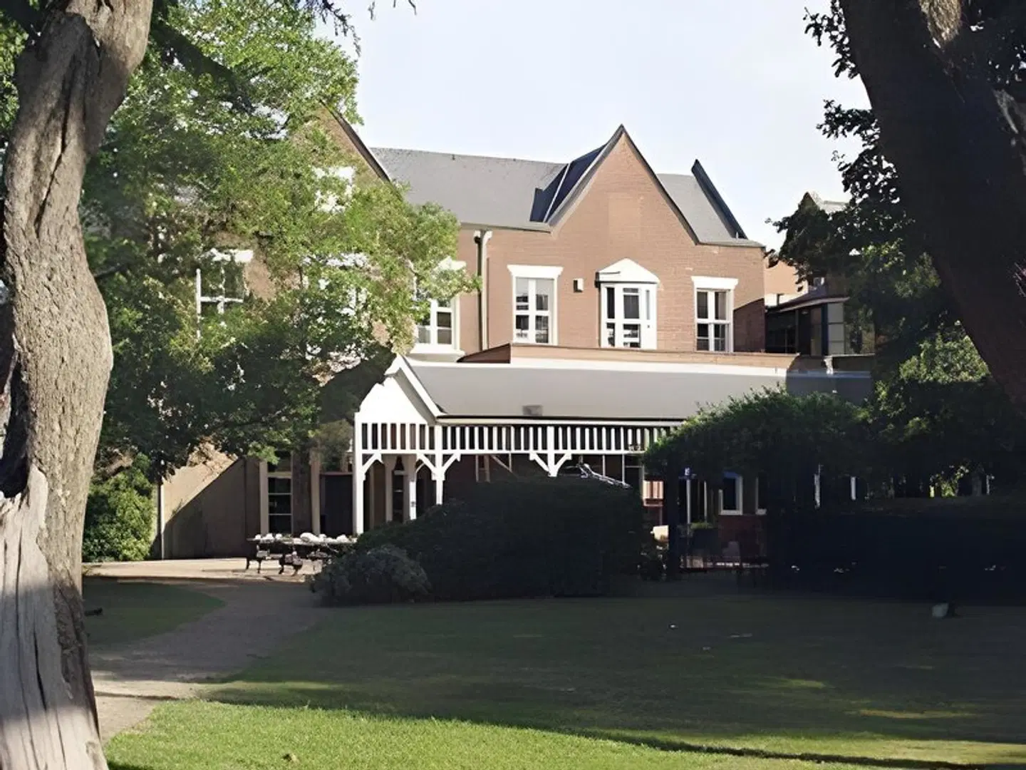Coulsdon Manor Hotel and Golf Club EXTERIOR