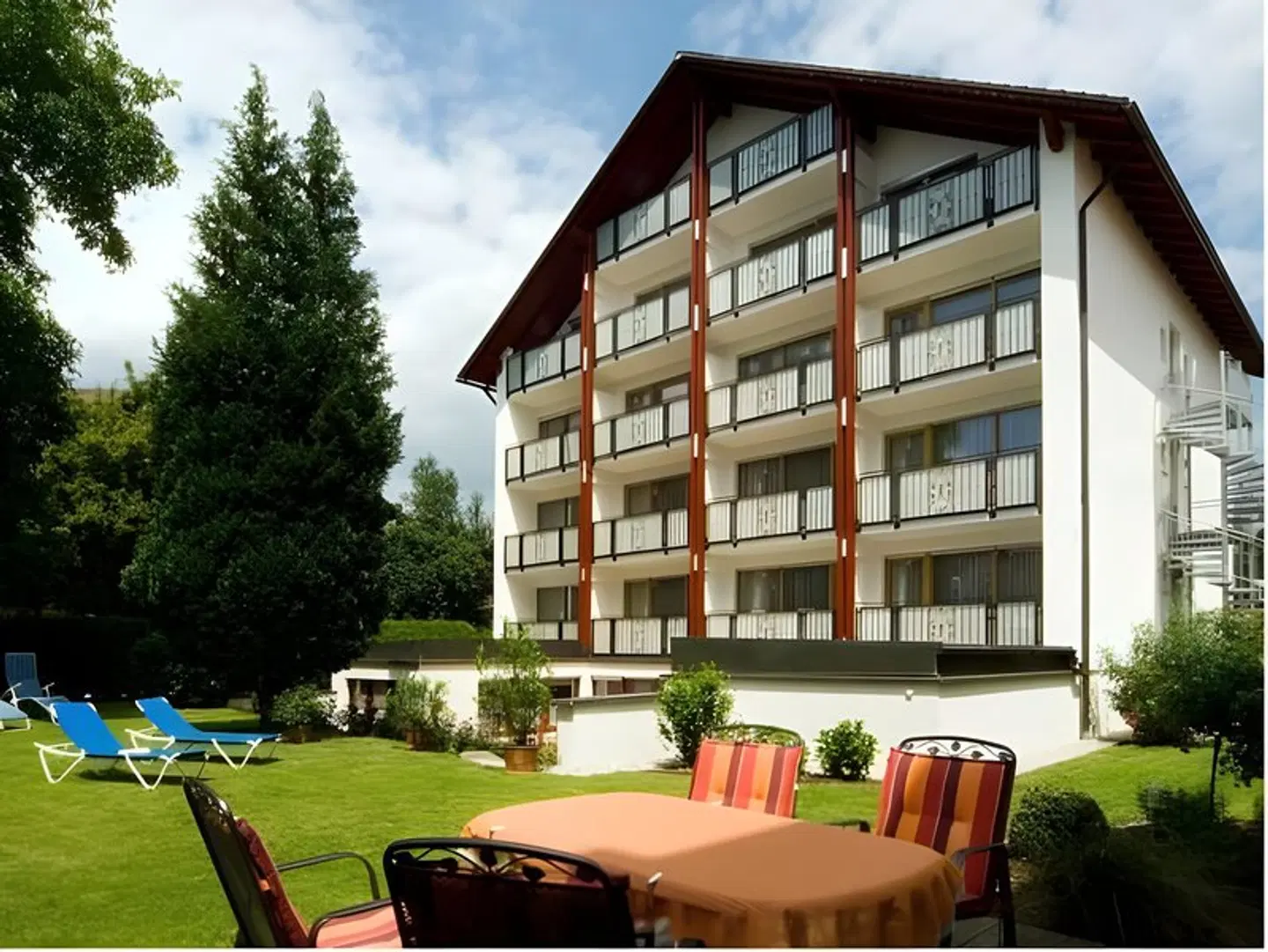 Maximilian EXTERIOR