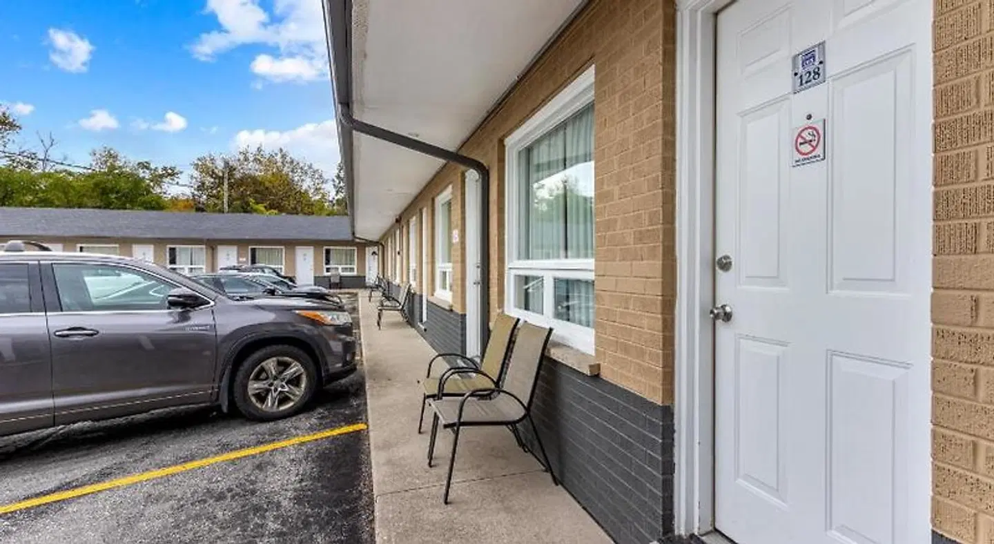 Knights Inn Owen Sound ROOM_EXAMPLE