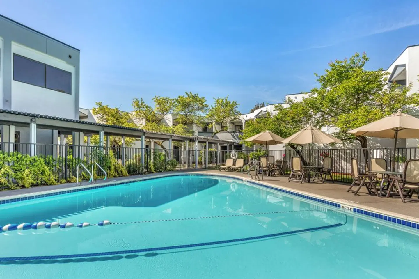 Best Western PLUS Wine Country Inn and Suites OUTDOOR_POOL