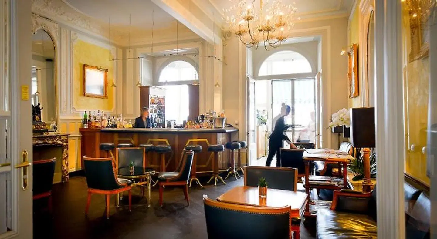 Des Trois Couronnes Bar