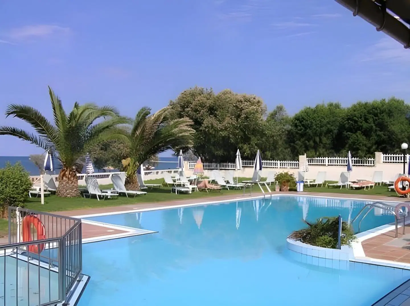 Silver Sun Studios & Apartments OUTDOOR_POOL