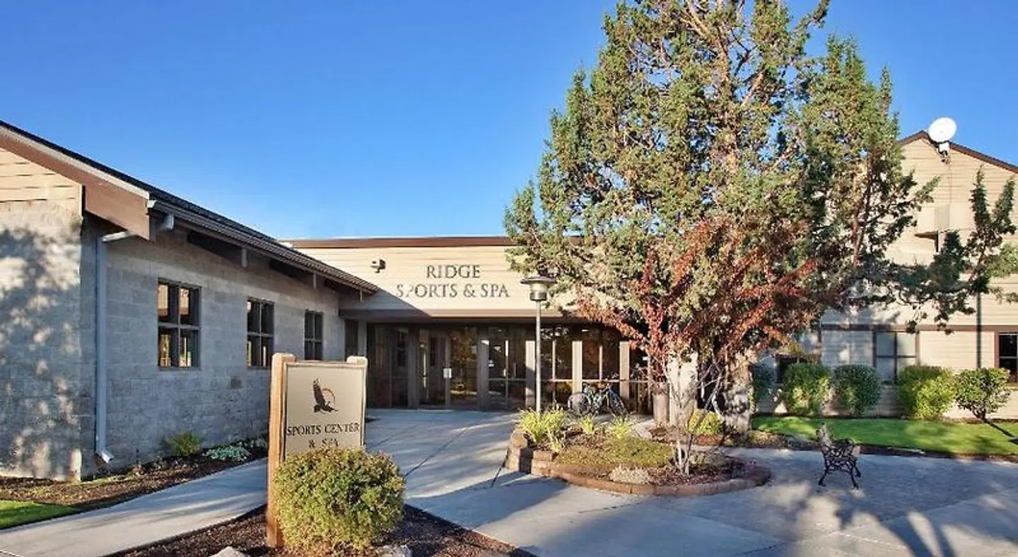The Lodge Hotel at Eagle Crest EXTERIOR