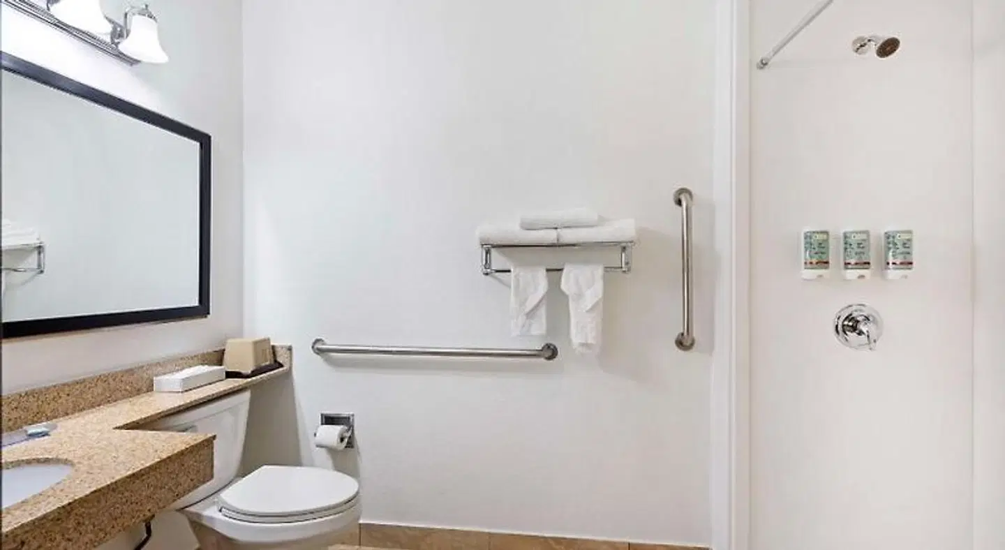 Best Western Des Plaines Inn Badezimmer
