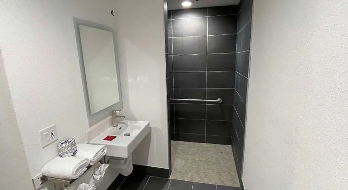 The Midtowner Hotel, SureStay Collection by Best Western Badezimmer