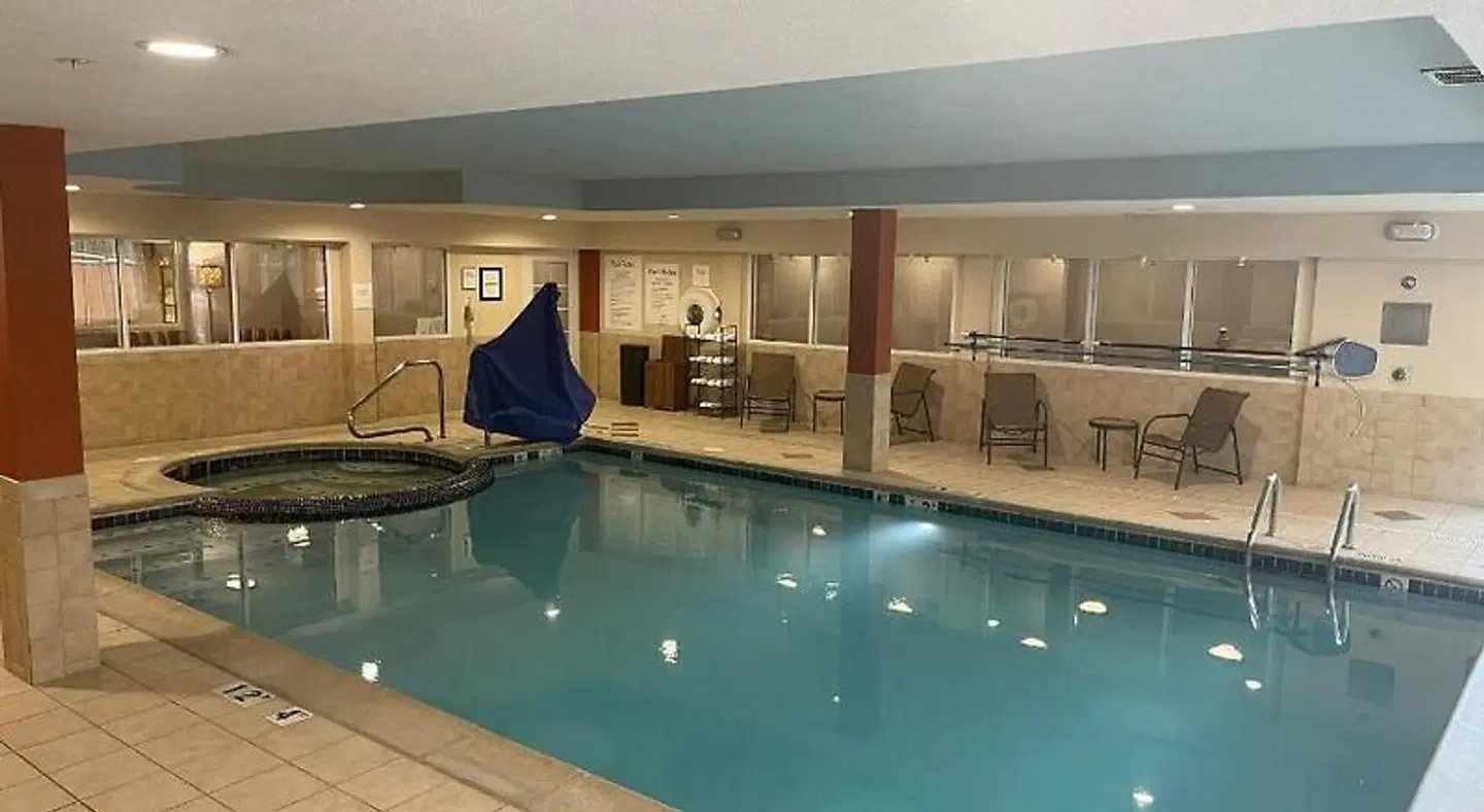 Holiday Inn Express & Suites Grand Rapids-North by IHG Hallenbad