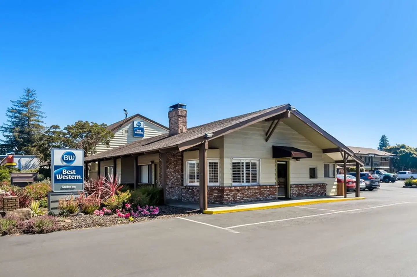 Best Western Garden Inn EXTERIOR