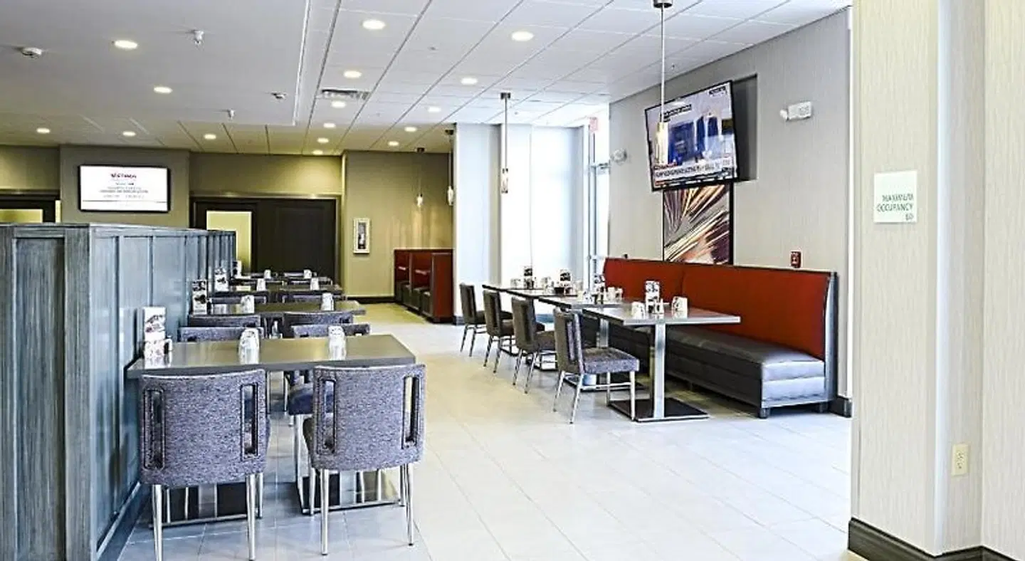Holiday Inn Abilene - North College Area by IHG Bar