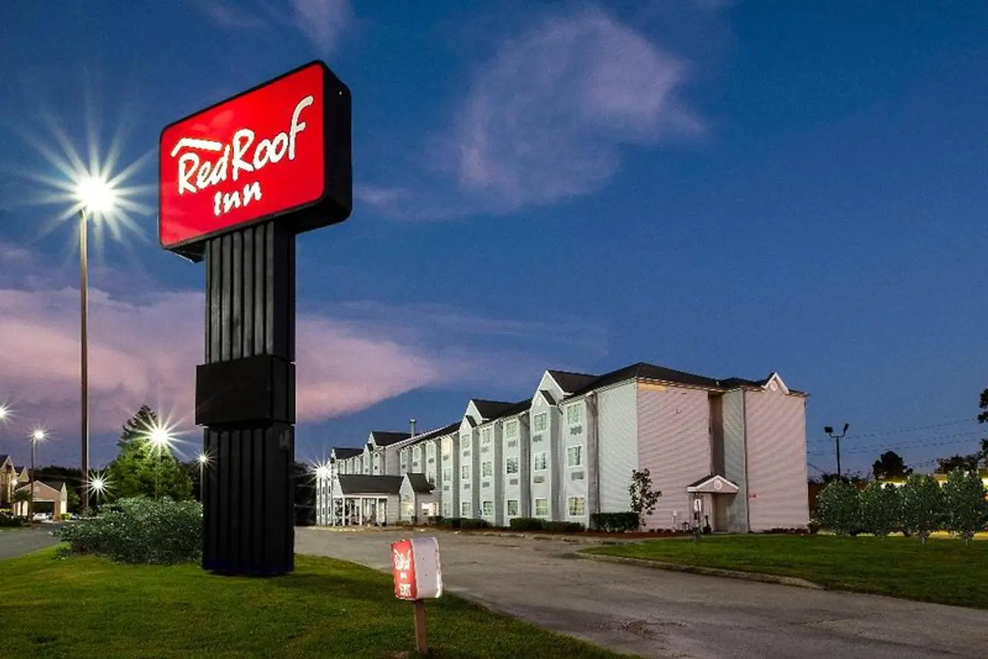 Red Roof Inn Sulphur EXTERIOR