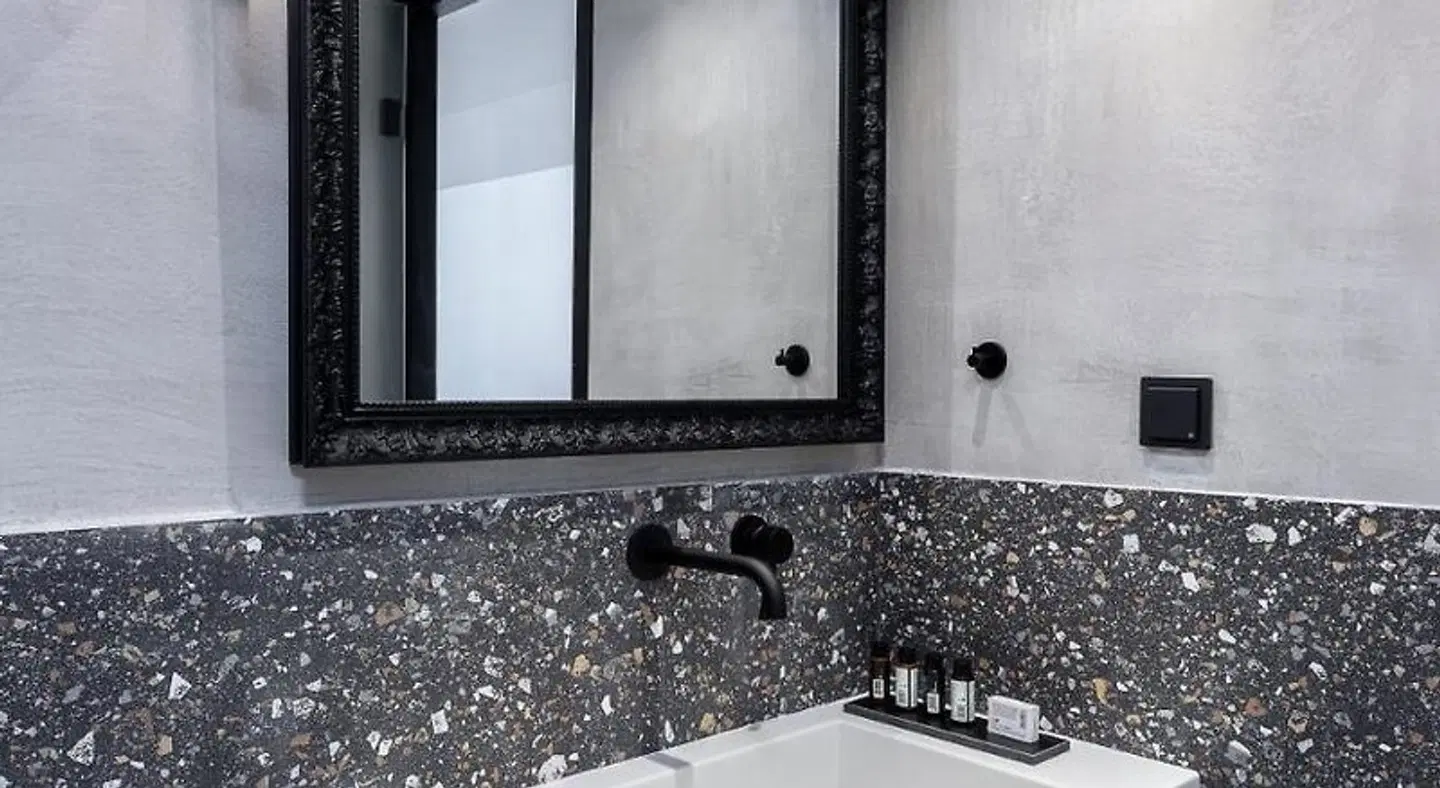 The Athenians Art Apartments Badezimmer