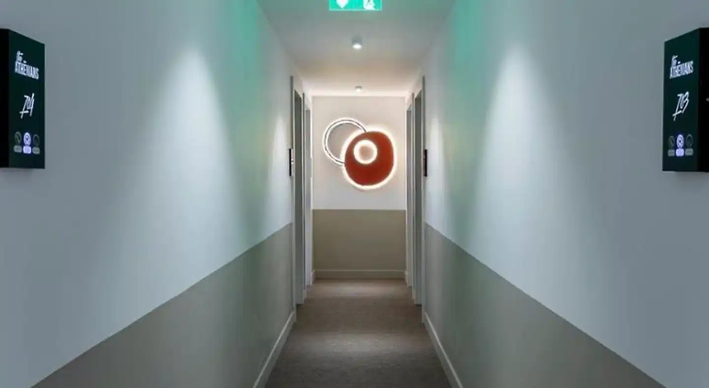 The Athenians Art Apartments Badezimmer