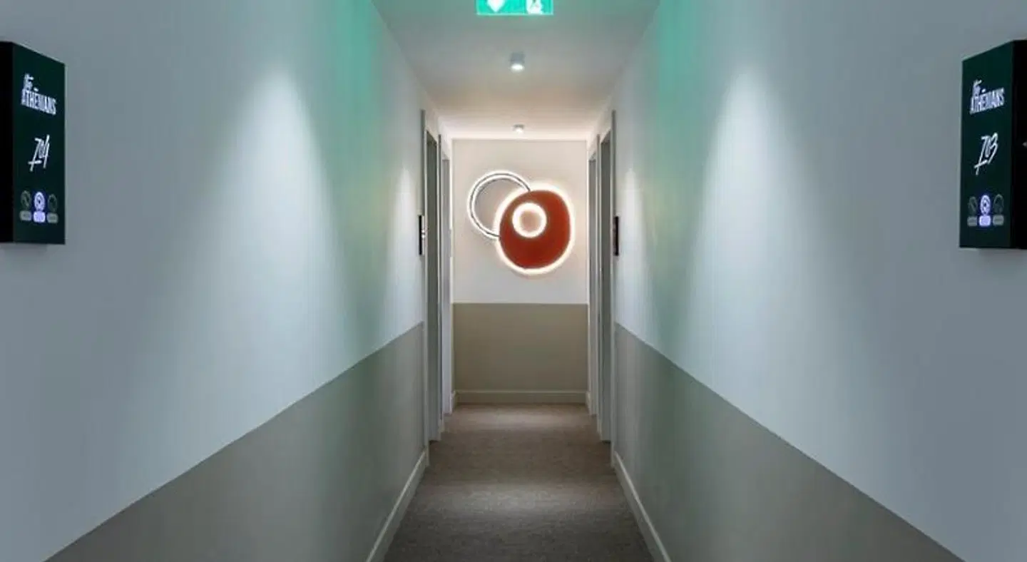 The Athenians Art Apartments Badezimmer