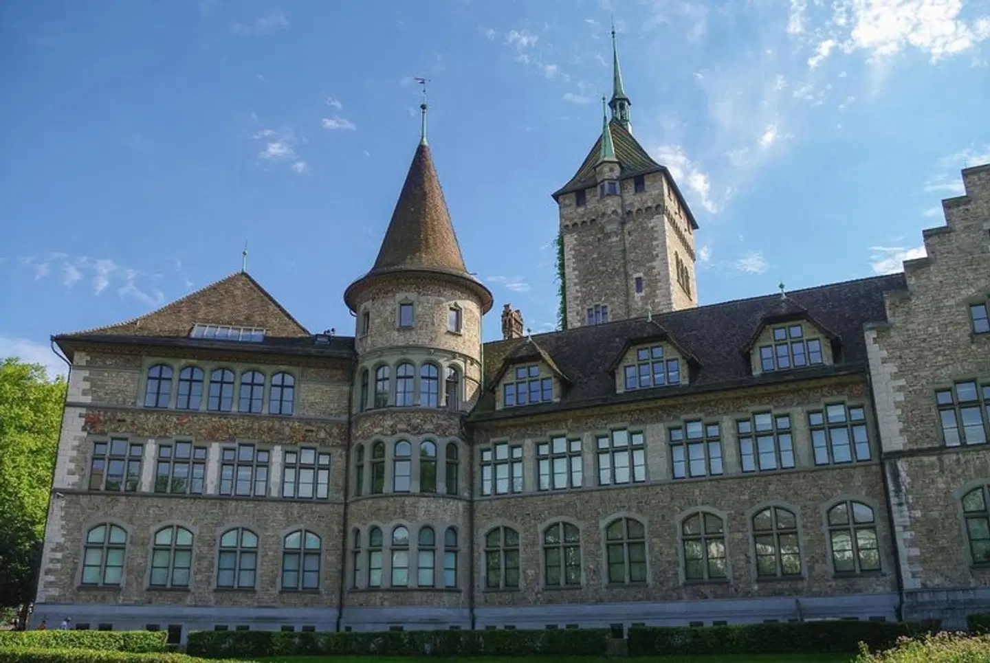 Adler EXTERIOR