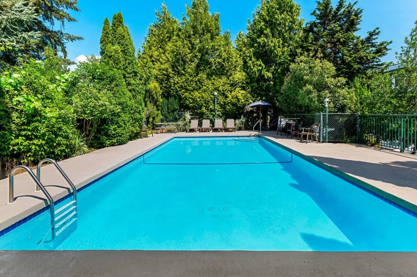 Best Western Cowichan Valley Inn OUTDOOR_POOL
