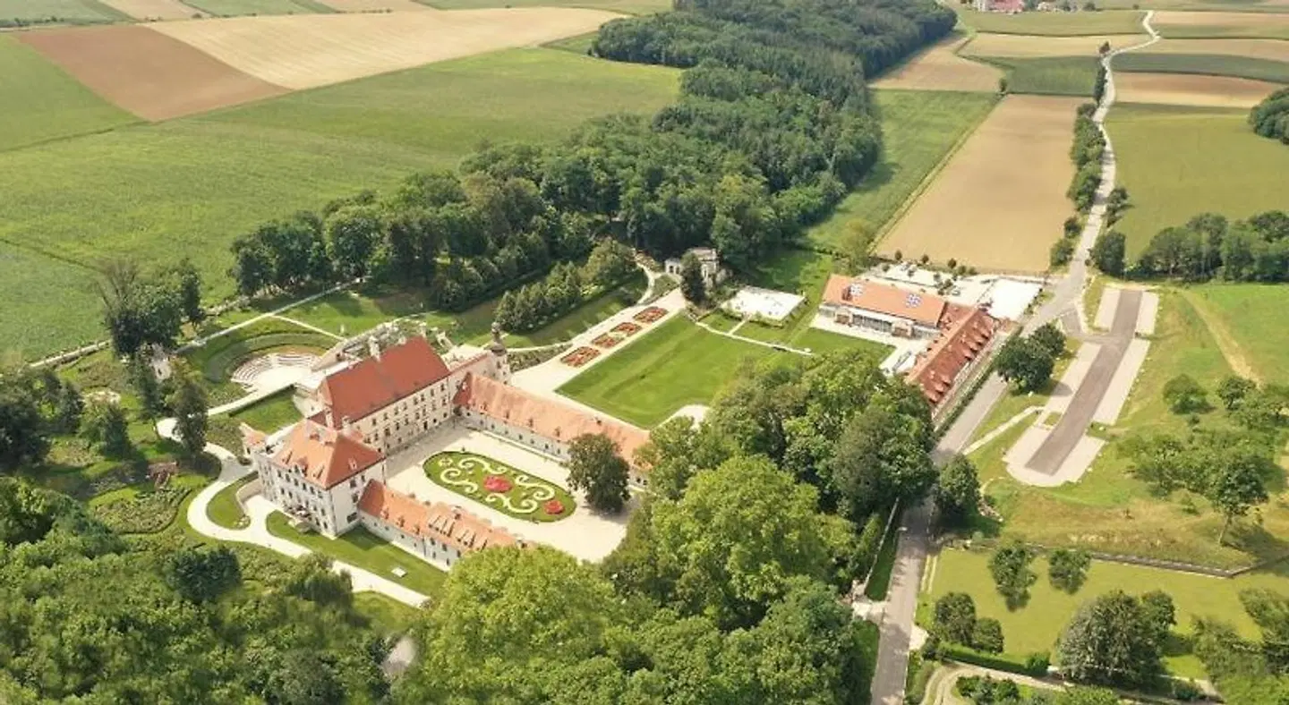 Schloss Thalheim EXTERIOR