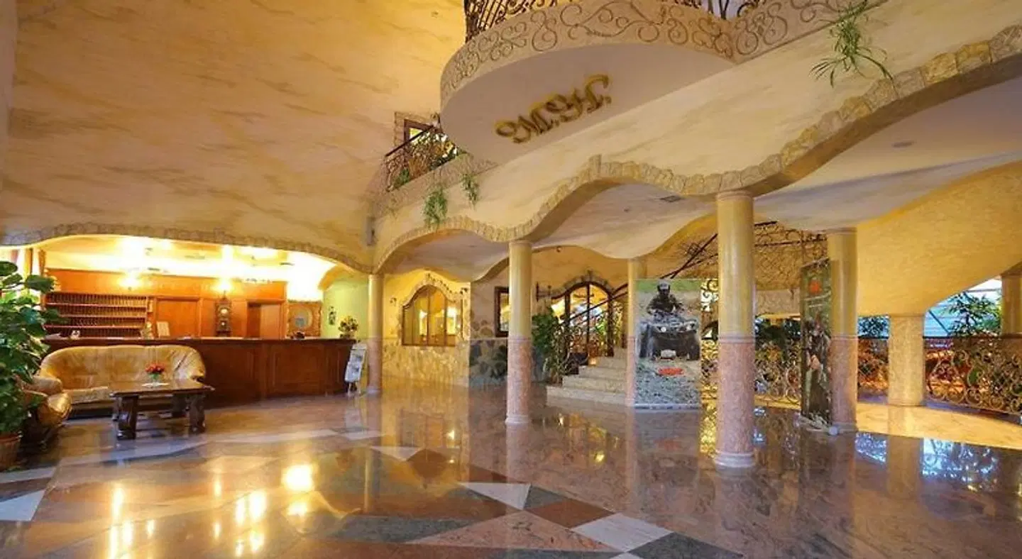 Manor Hotel EXTERIOR