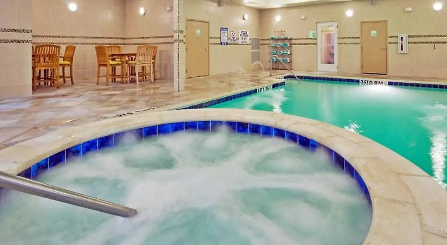 Holiday Inn & Suites Waco Northwest by IHG Hallenbad