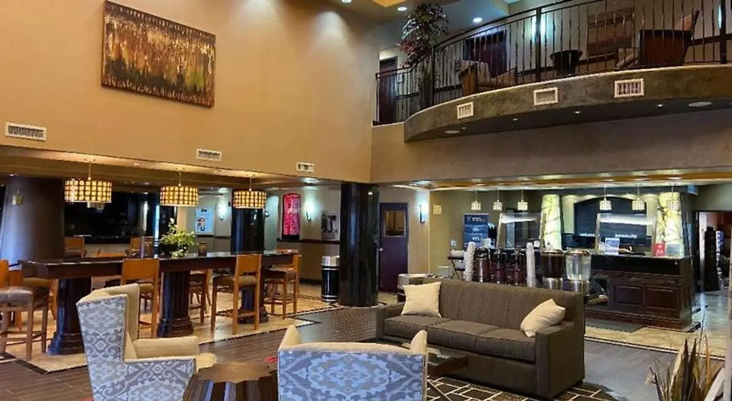Best Western Premier KC Speedway Inn & Suites Bar