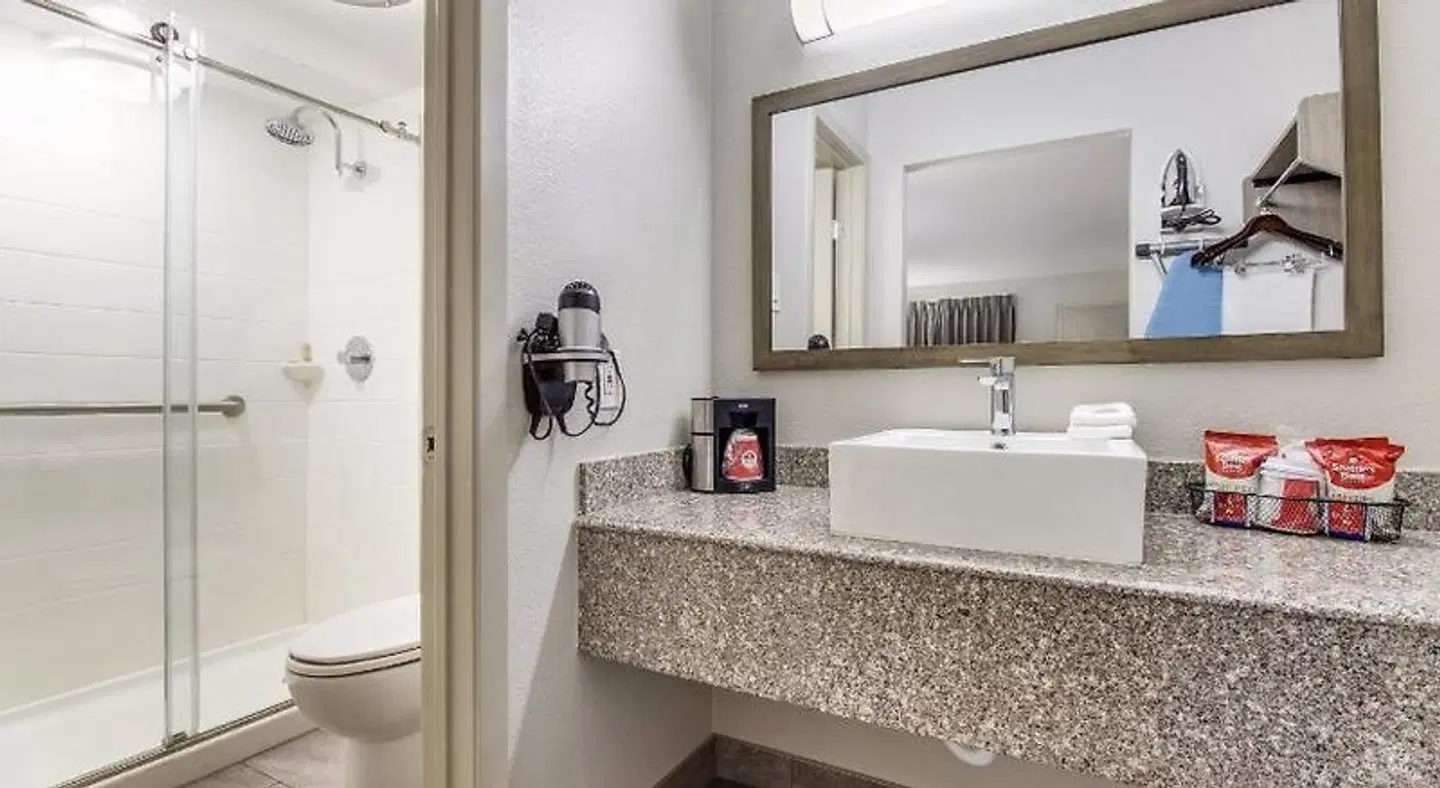 Red Roof Inn & Suites Addison Badezimmer