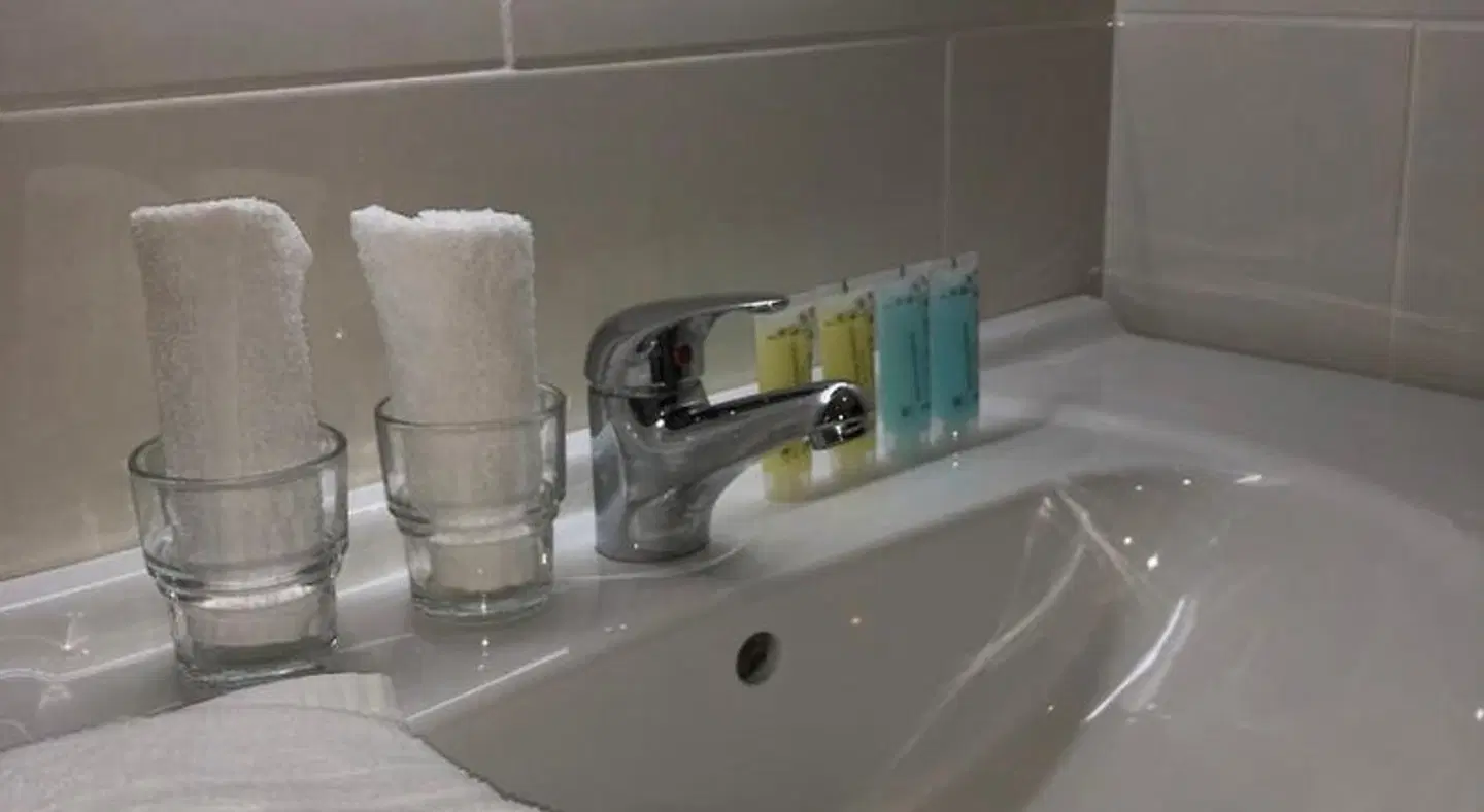 Tully's Hotel Badezimmer