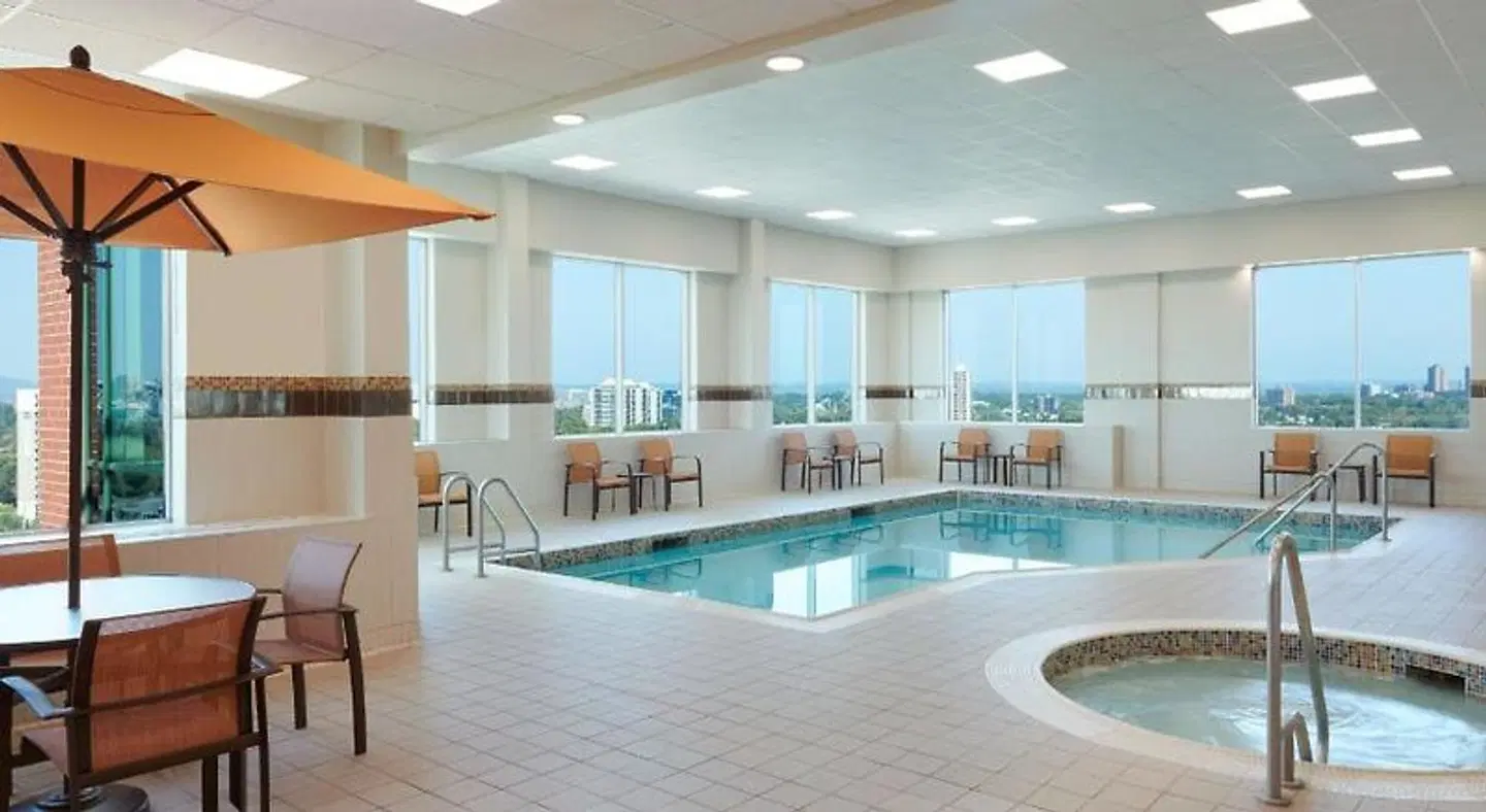 Courtyard by Marriott Ottawa East Hallenbad