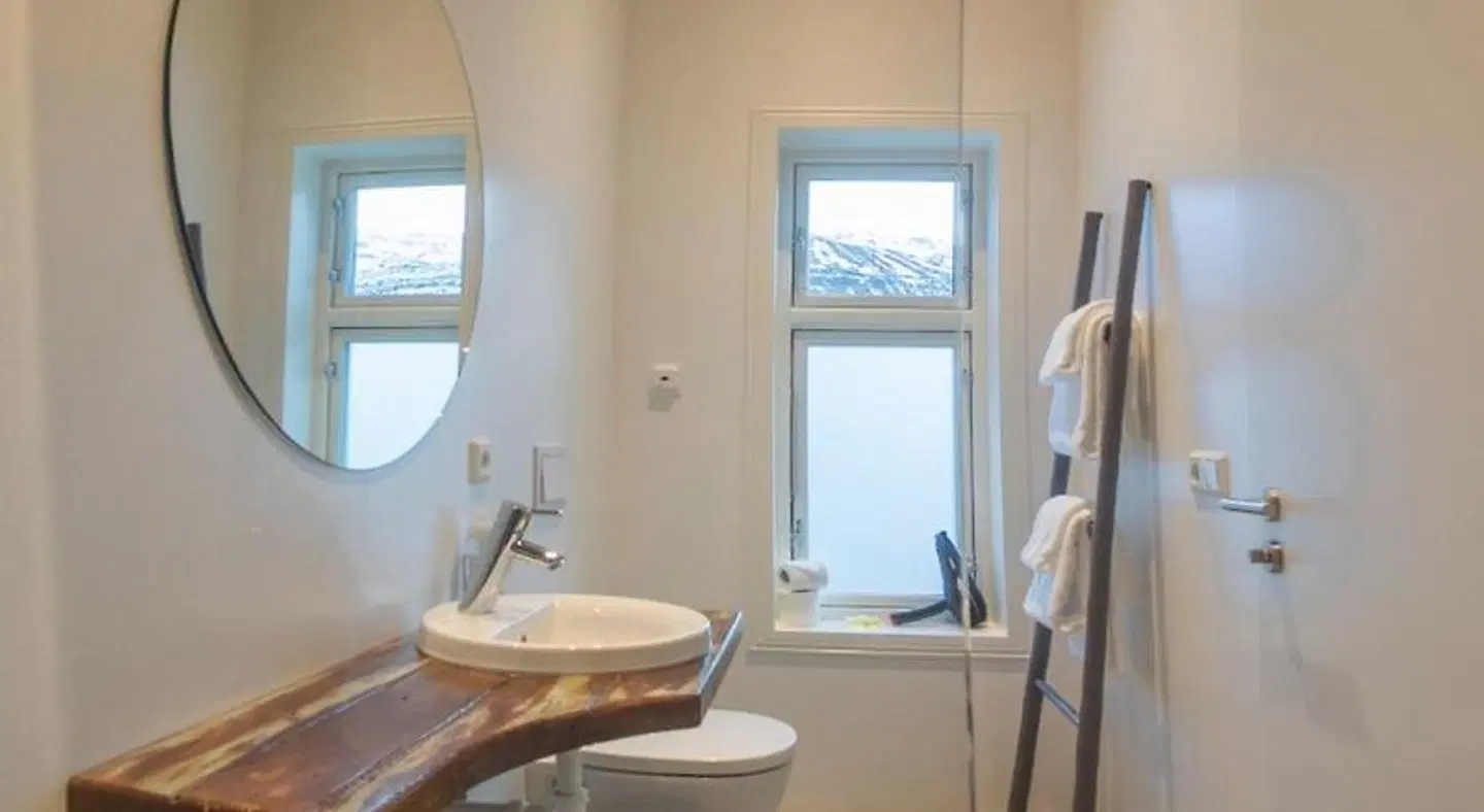 Við Lónið Guesthouse Badezimmer
