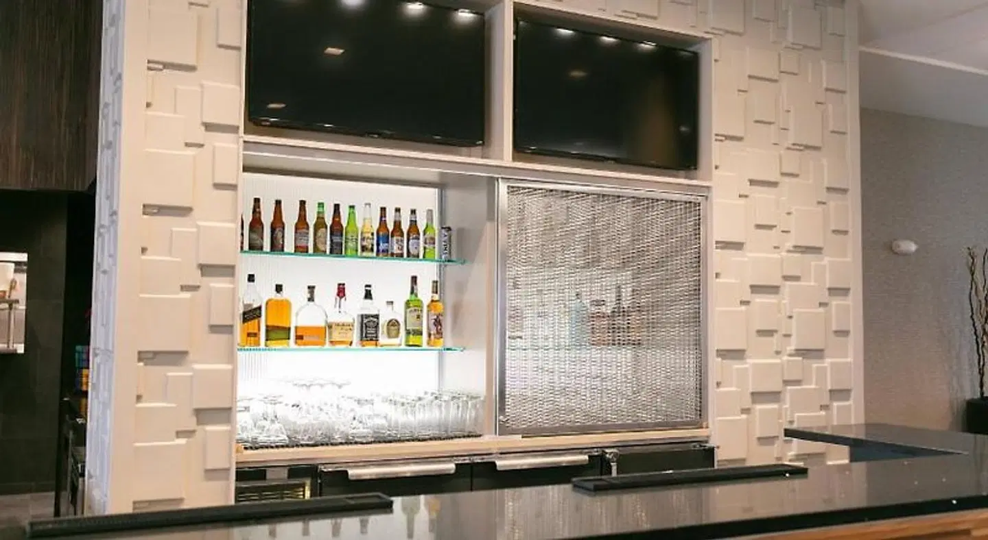 Courtyard by Marriott Elkhart Bar