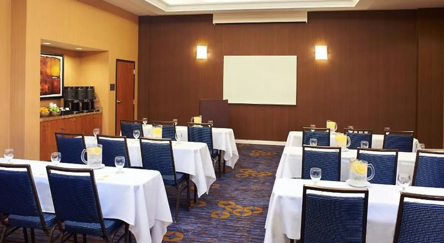 Courtyard by Marriott Kansas City Overland Park / Convention Center Restaurant