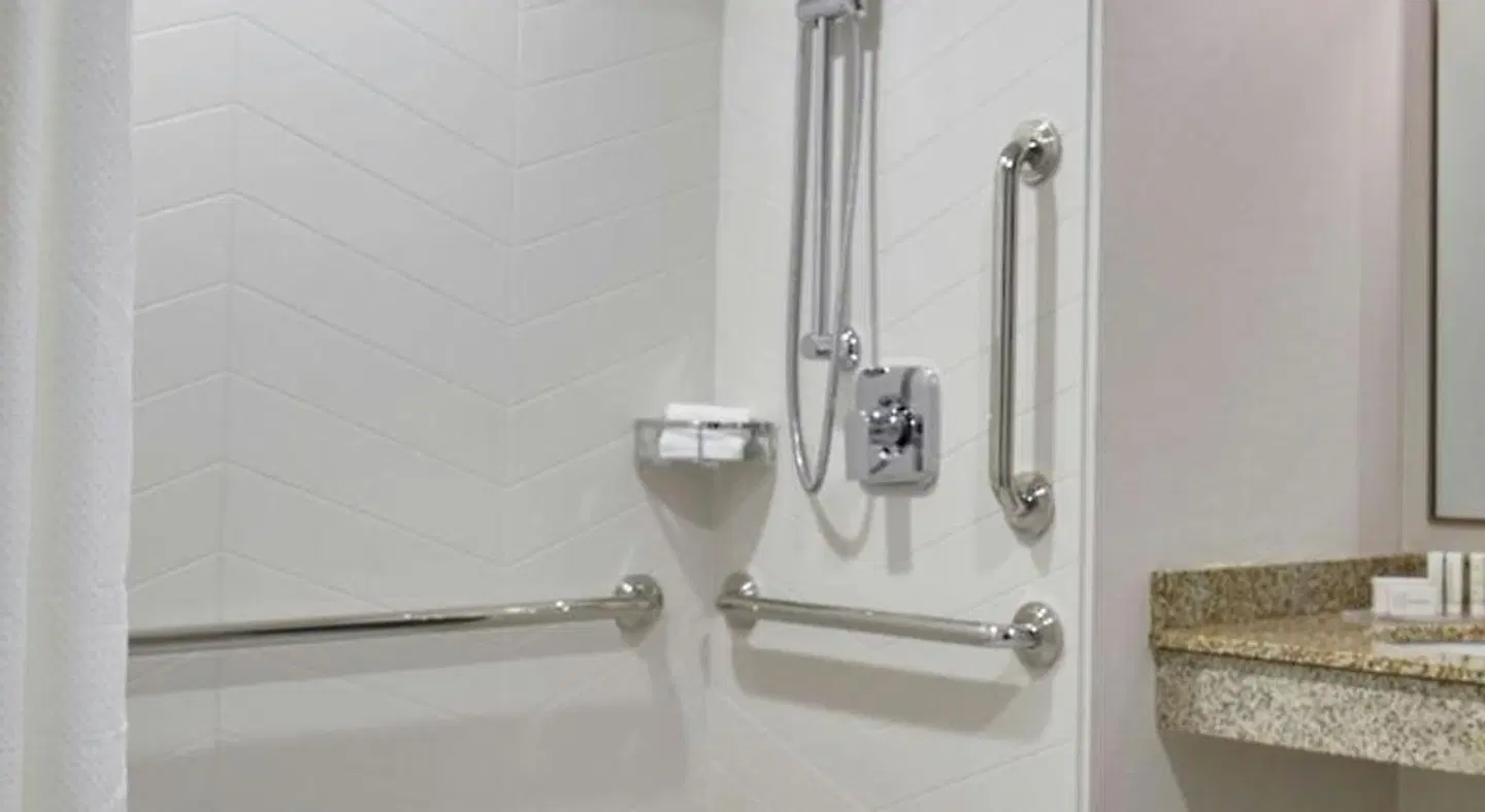 Fairfield by Marriott Inn & Suites Albany Airport Badezimmer