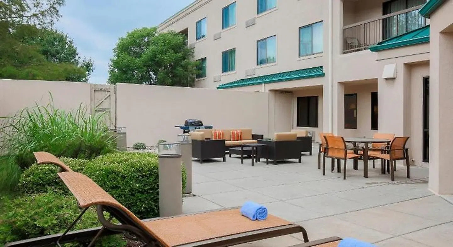 Courtyard by Marriott Topeka Terrasse