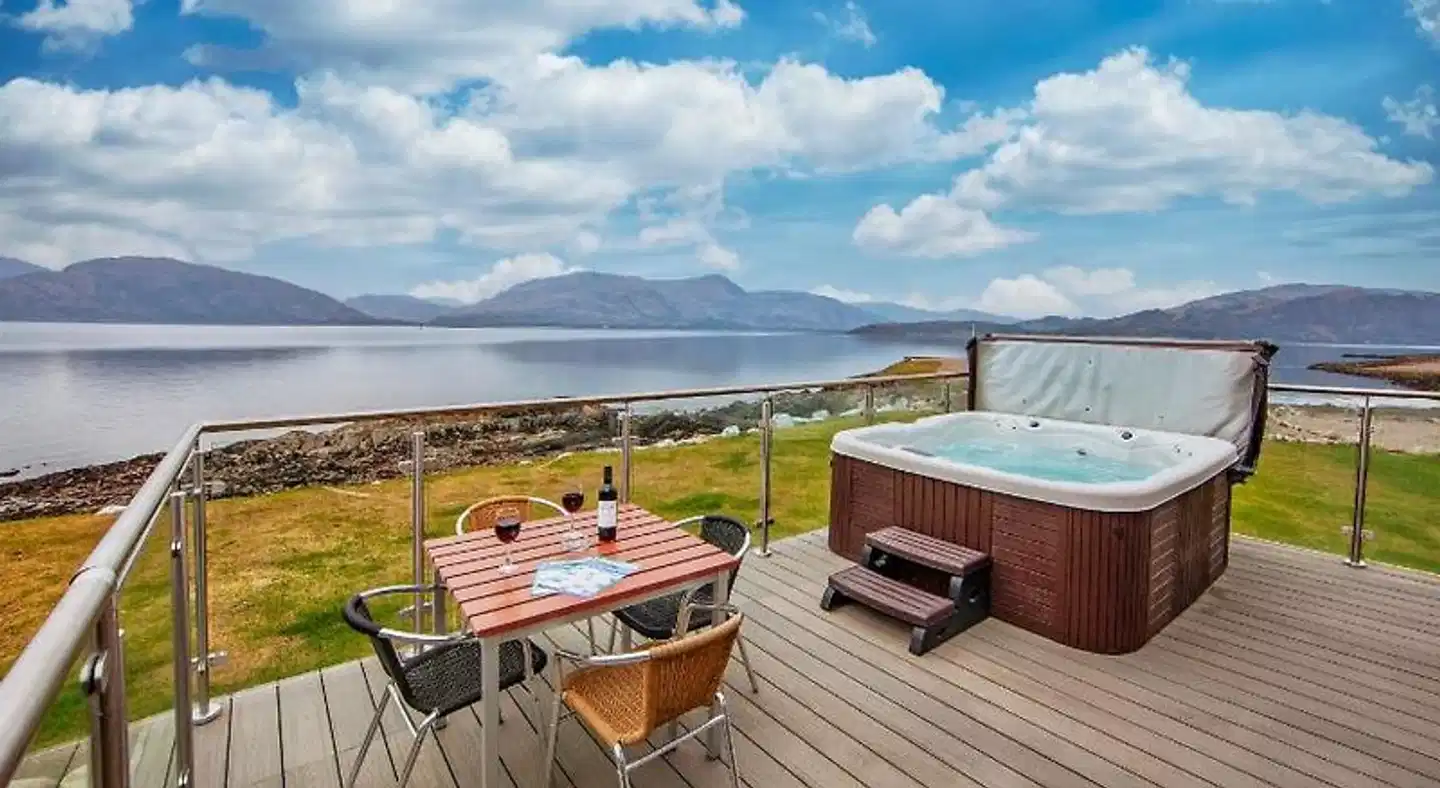 Loch Linnhe Waterfront Lodges Terrasse