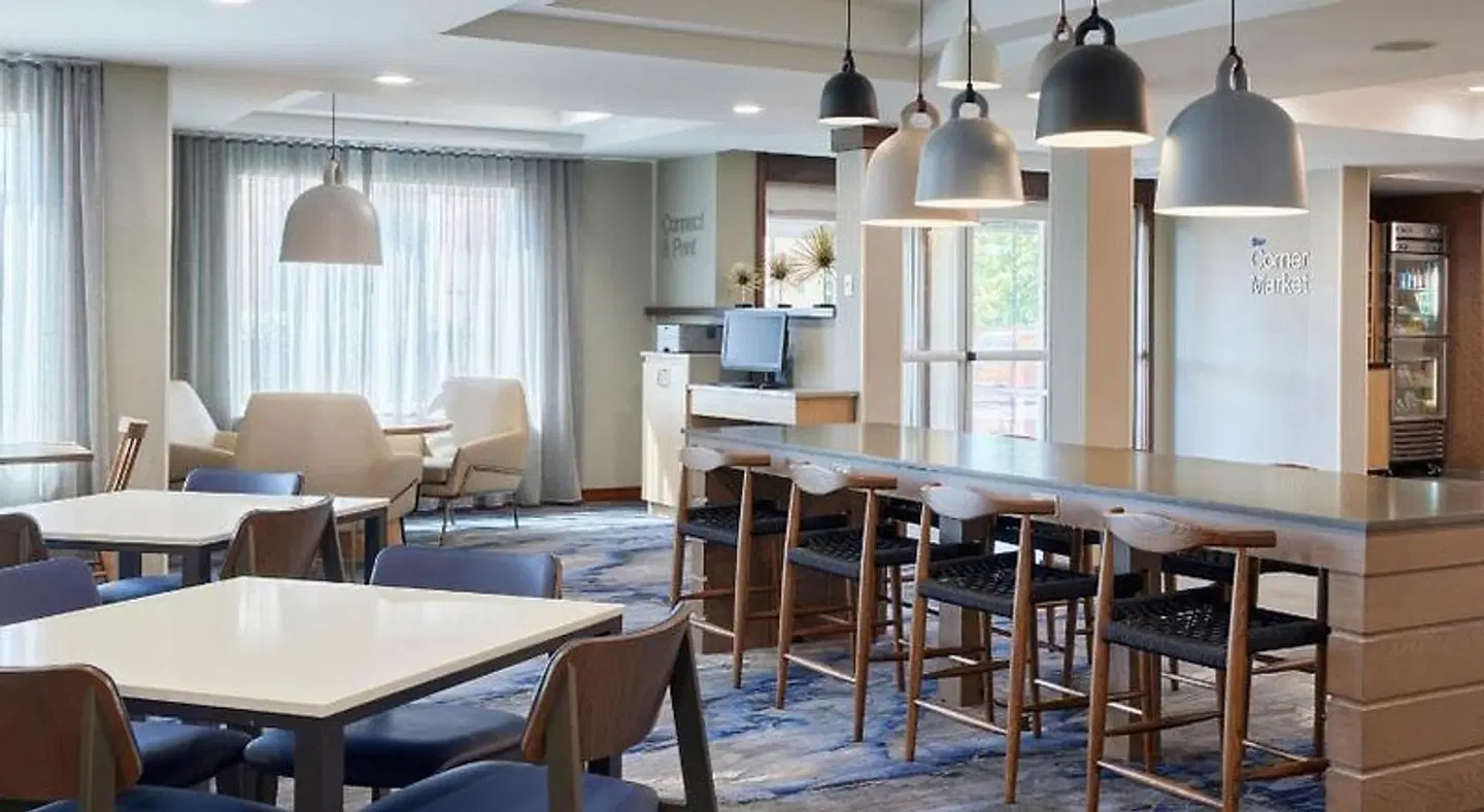 Fairfield by Marriott Inn & Suites Burlington Bar