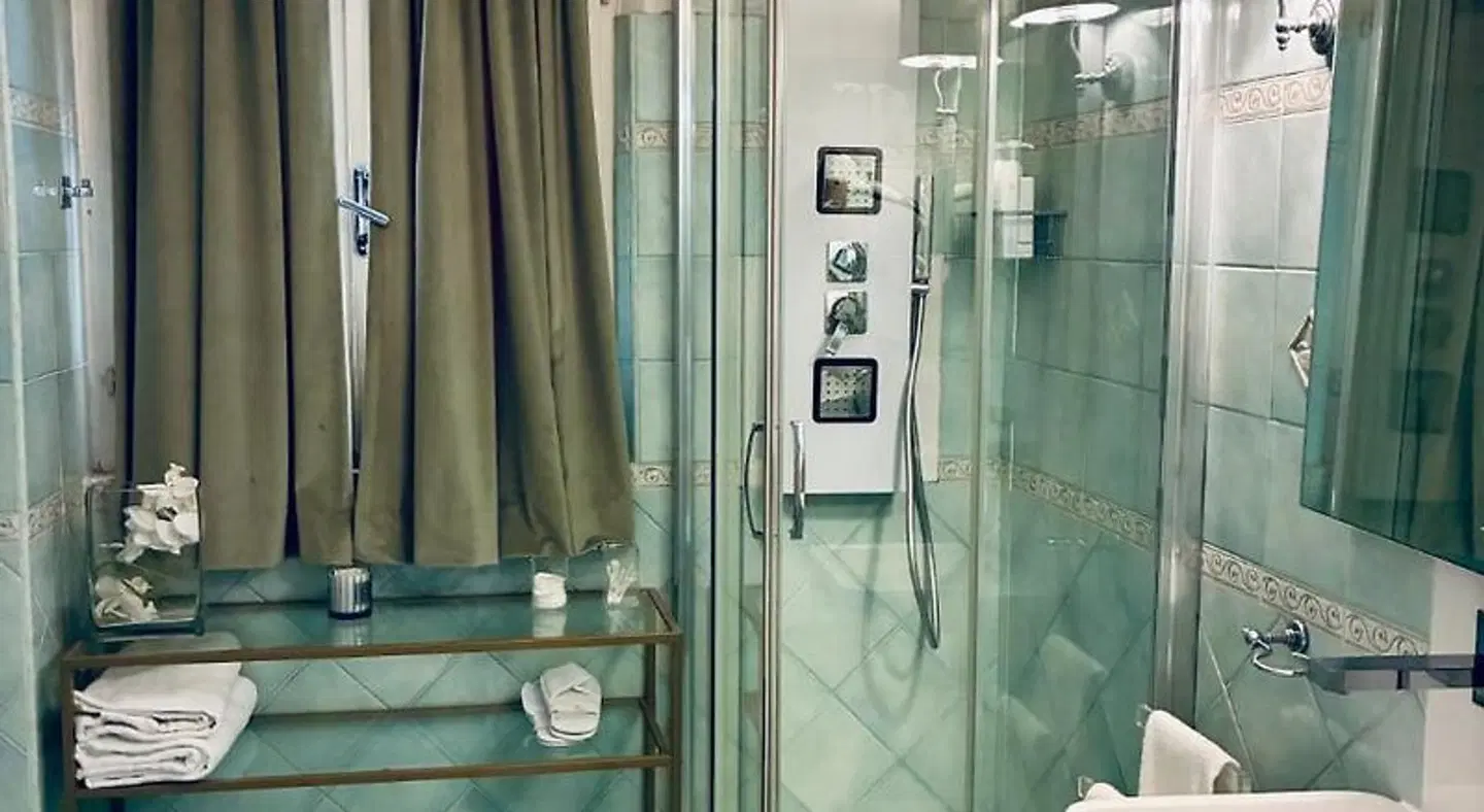 D.R.Rome Spanish Luxury Suites Badezimmer