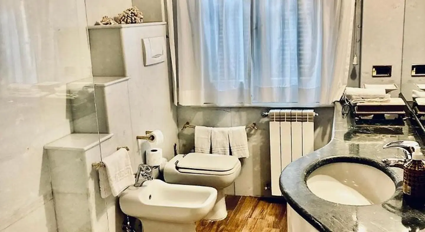 D.R.Rome Spanish Luxury Suites Badezimmer