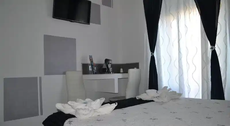 Hostal Meyra — ChIJuTPgQHqBQQ0R8MpLvvNAAwM,ChIJuTPgQHqBQQ0RgMhLvvNAAwE