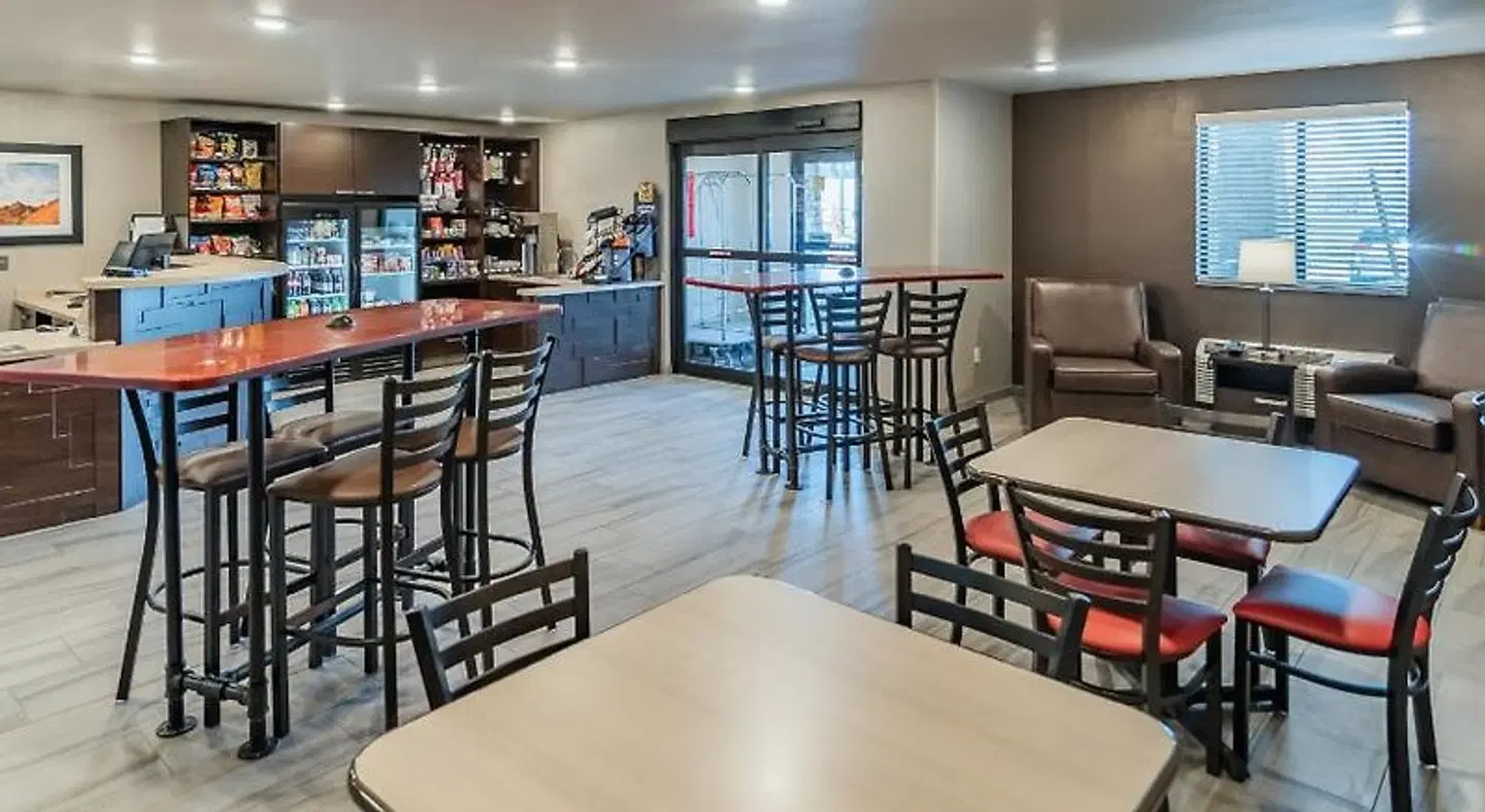 My Place Hotel-Green Bay Bar
