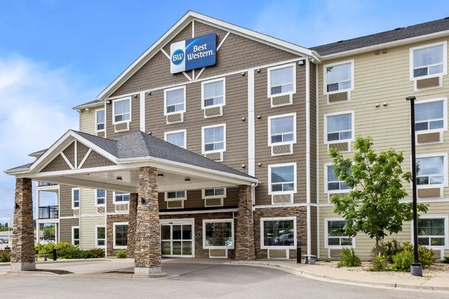 Best Western Thompson Hotel & Suites EXTERIOR