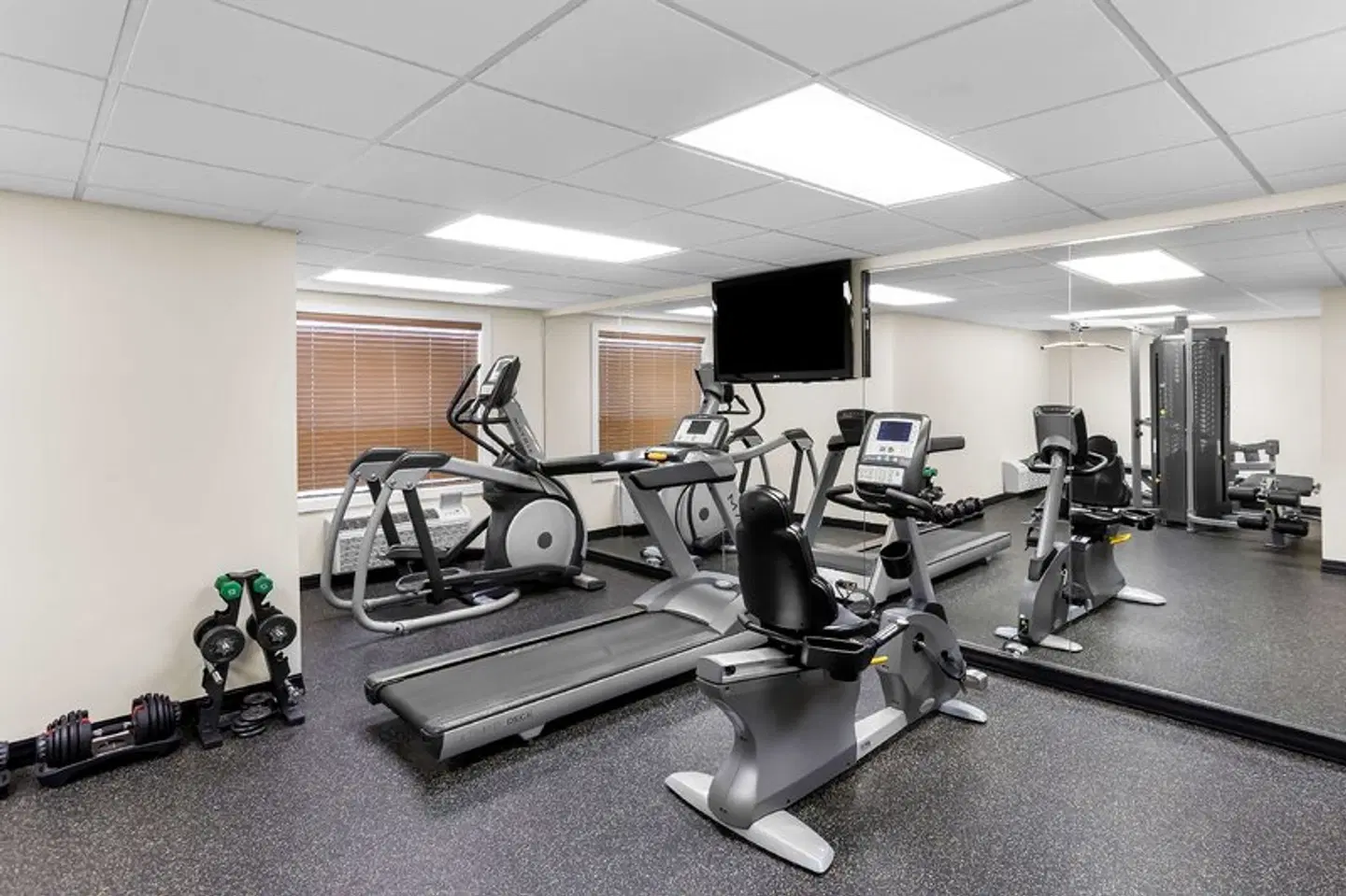 Best Western Thompson Hotel & Suites SPORTS_AND_LEISURE