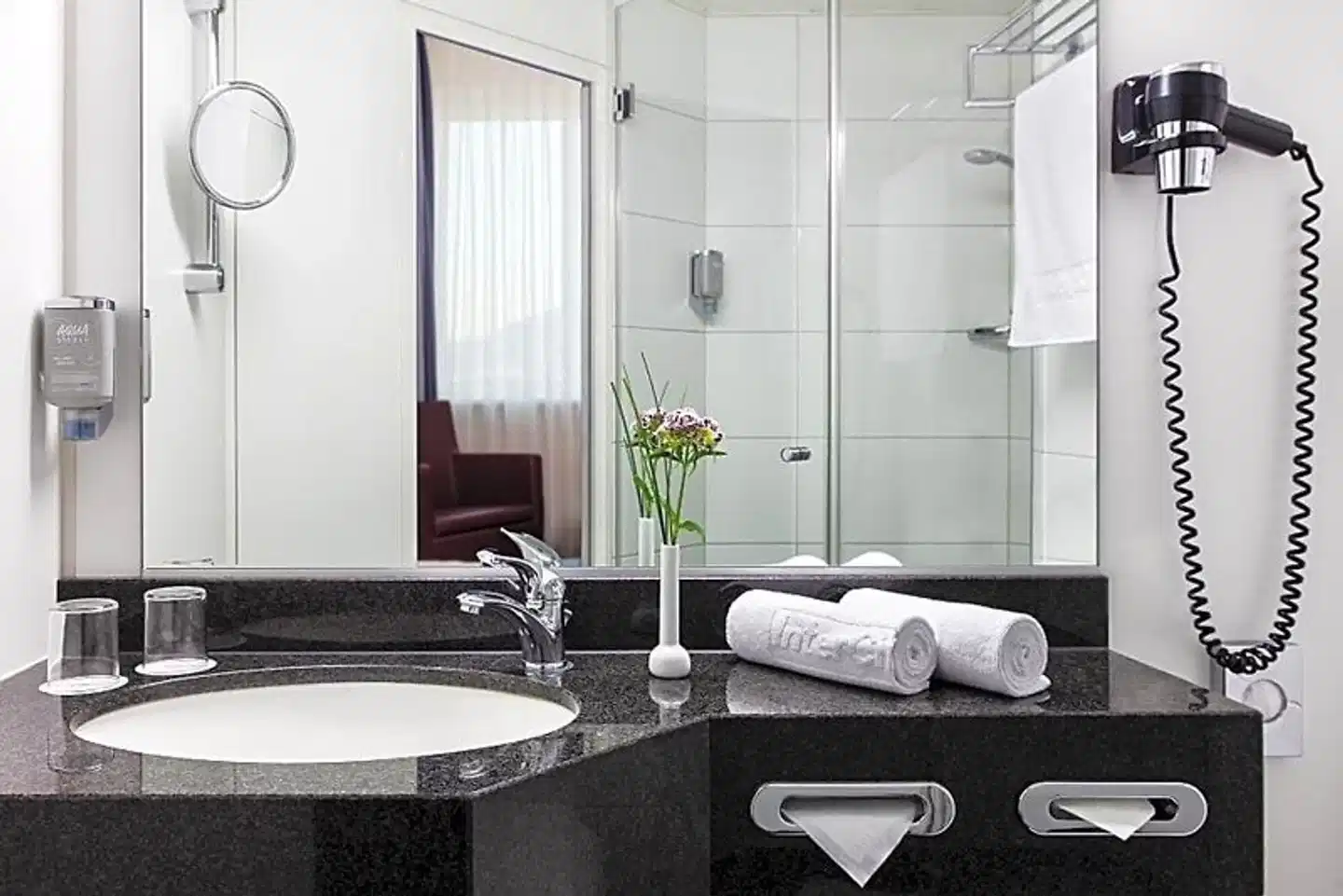 InterCityHotel Augsburg Badezimmer