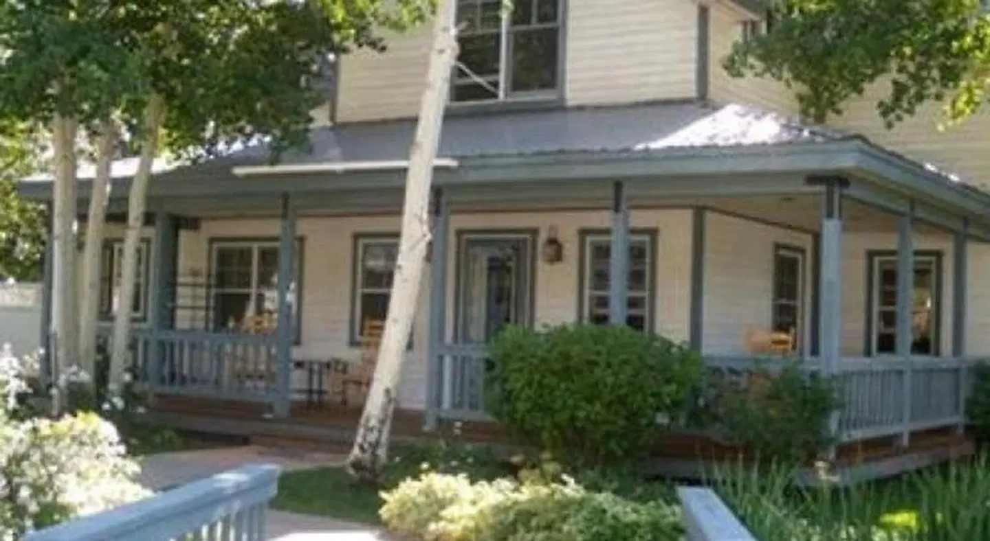 Apple Orchard Inn EXTERIOR