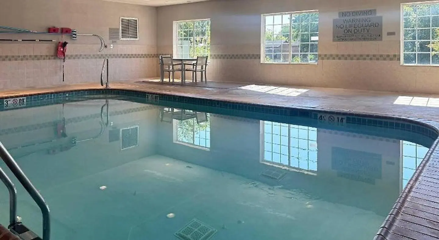 Country Inn & Suites by Radisson, Valparaiso, IN Hallenbad
