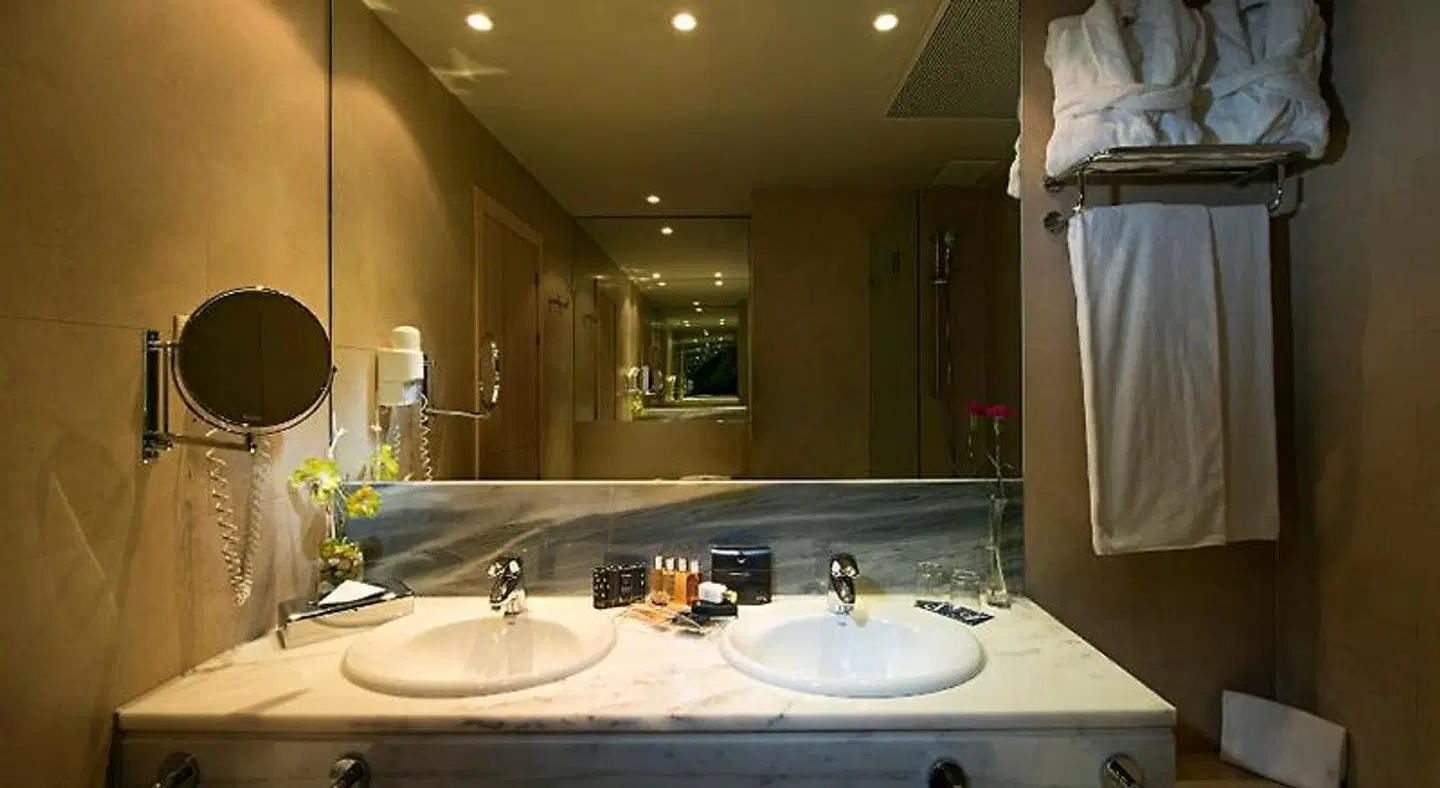 Radisson RED Madrid Badezimmer