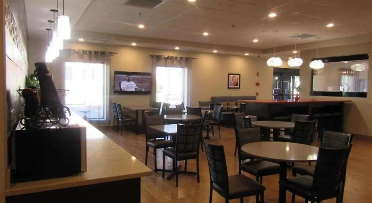 Best Western Plus Sunrise Inn Bar