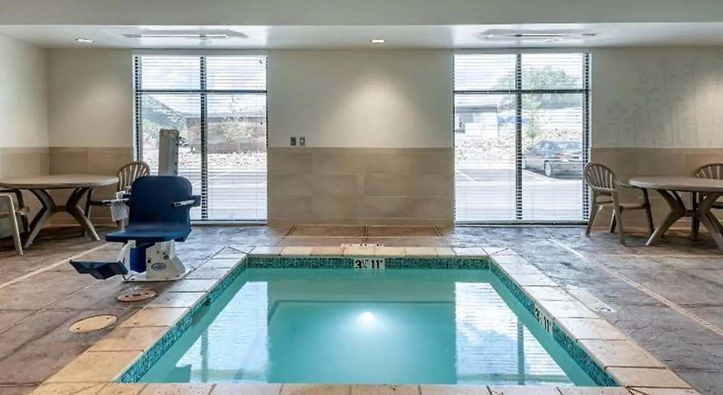 MainStay Suites Hallenbad
