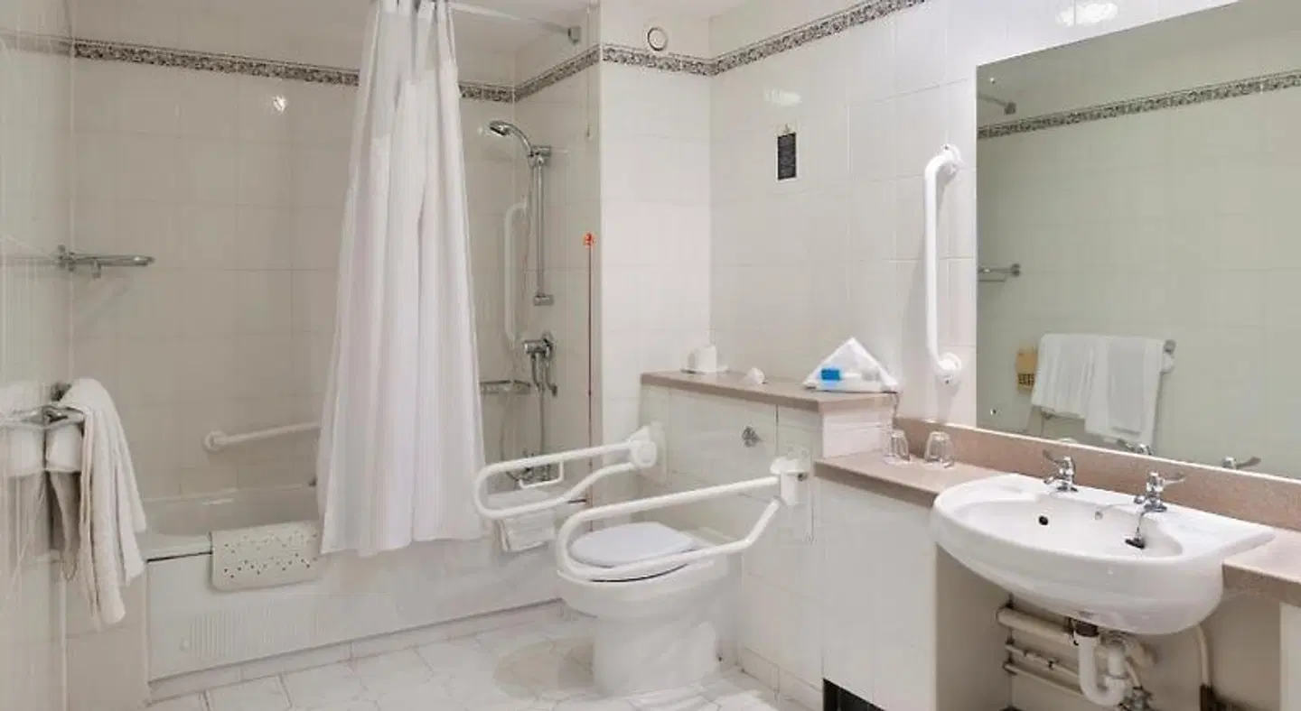 Holiday Inn London Gatwick Airport Badezimmer