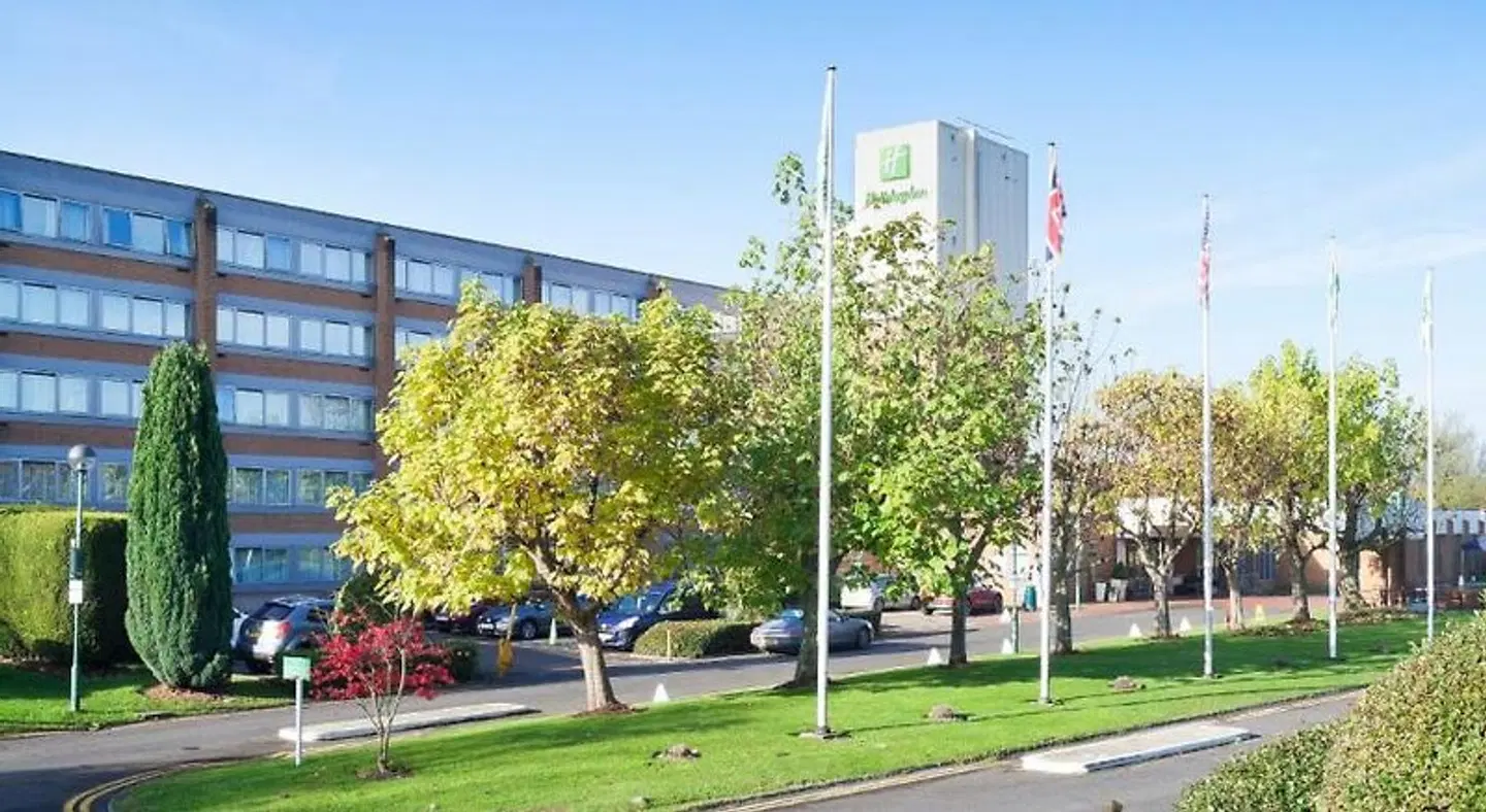 Holiday Inn London Gatwick Airport EXTERIOR