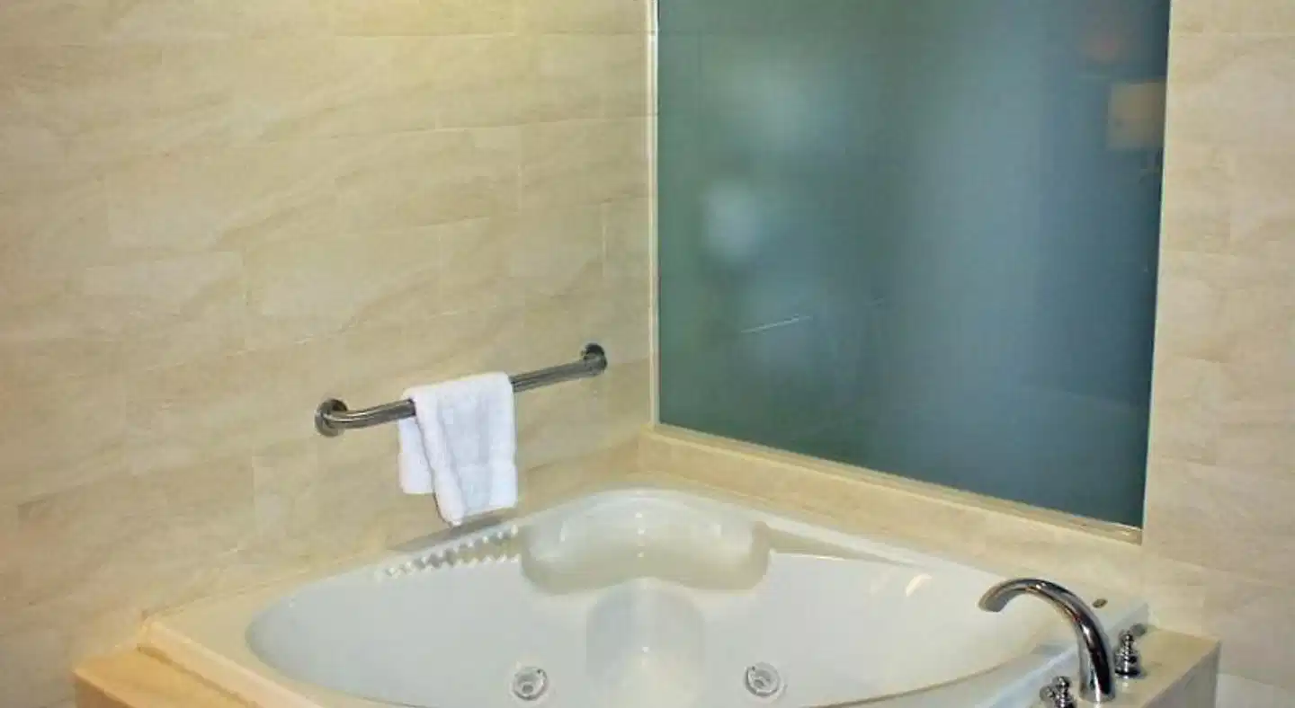 Holiday Inn Express Queens - Maspeth Badezimmer